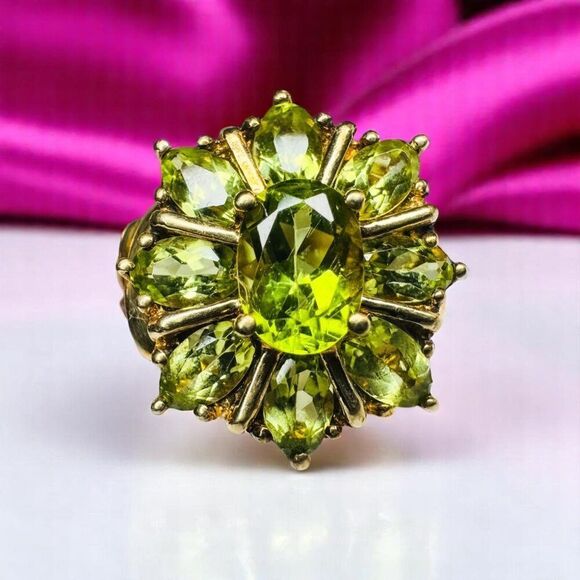 10K Gold- VINTAGE- Natural Peridot Cluster Ring -Size 6 -2.5CT- Flower Ring -3g - Picture 1 of 16